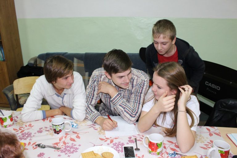 Представители молодежного движения «Верность» провели игру Дебаты