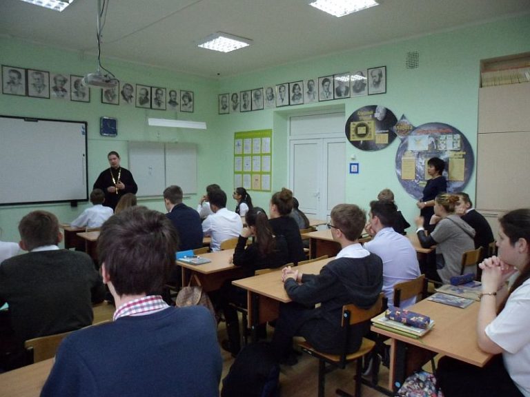 Иерей Антоний Пульнов провел беседу со школьниками