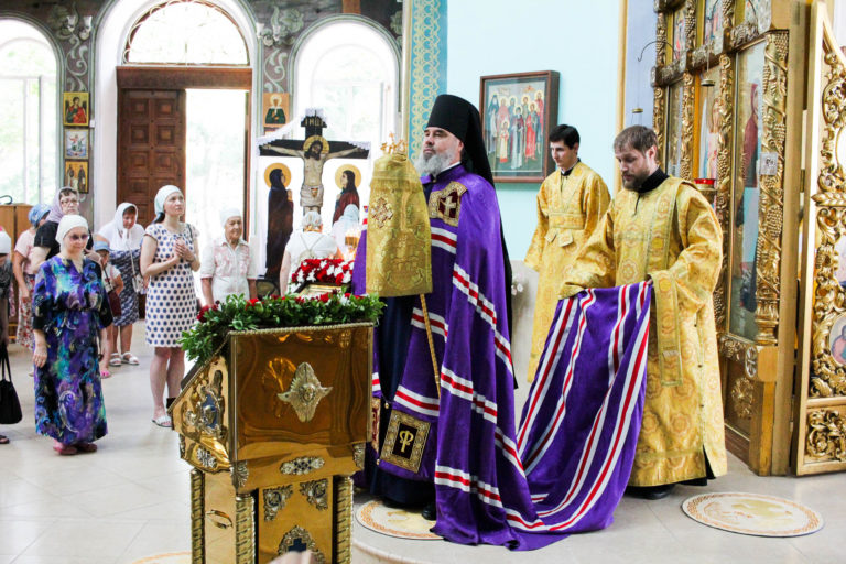 В день памяти святых благоверных Петра и Февронии Божественная литургия в Свято-Вознесенском соборе Геленджика